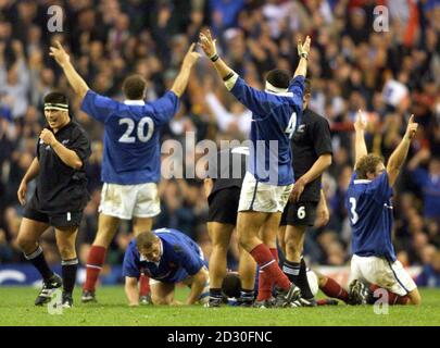 Mitglieder des französischen Rugby-Teams feiern, nachdem sie die Neuseeländer All Blacks 31-43 während des Halbfinales der Rugby-Weltmeisterschaft in Twickenham, London, besiegt haben. Stockfoto