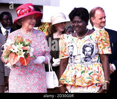 Die Königin wird am zweiten Tag ihres Staatsbesuchs in Ghana von der Lehrerin Jane Acquah und dem britischen Außenminister Robin Cook und seiner Frau Gaynor (stand dahinter) in der La Wireless Schule in Accra begleitet. Stockfoto