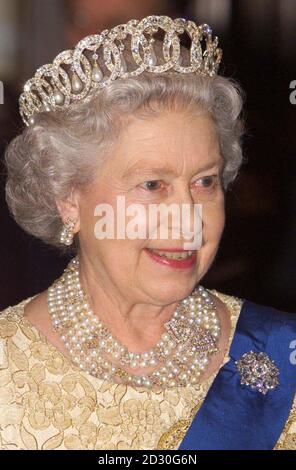 SÜDAFRIKA AUS: HM Queen Elizabeth II kommt zu einem Staatsbankett, das für die Commonwealth-Regierungschefs in Durban, Südafrika, abgehalten wird. Stockfoto
