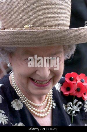 HM Queen Elizabeth II., während ihres Spaziergehens zwischen dem Kenotaph und der St. Paul's Church in Durban, Südafrika, wo sie an einem Gedenksonntag teilnahm. Stockfoto