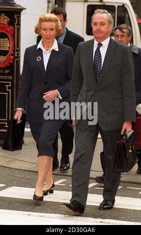 Der ehemalige Tory-Abgeordnete Neil Hamilton kommt mit seiner Frau Christine zum Auftakt seiner Verleumdungsklage gegen Harrods-Chef Mohamed Al Fayed am High Court in London an. * Herr Hamilton verklagt den Eigentümer von Harrods wegen Bemerkungen, die er in einem Channel-4-Programm gemacht hat, wonach er Barzahlungen in braunen Umschlägen an Herrn Hamilton geleistet habe, als Gegenleistung für die Abgabe von parlamentarischen Anfragen in den 1980er Jahren. Stockfoto