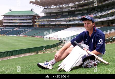 England Batman Michael Atherton bei den Wanderers in Johannesburg, Südafrika, während der England Cricket Tour durch Südafrika und Simbabwe. Das letzte Mal spielte er auf diesem Boden erzielte er 185 nicht aus, um das Test-Spiel gegen Südafrika zu speichern. Stockfoto