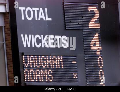 Die Anzeigetafel zeigt Englands Punktzahl, während des ersten Tages des 1. Tests zwischen England und Südafrika auf dem Wanderers Cricket Ground in Johannesburg, Südafrika. Stockfoto