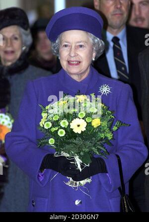 HM Queen Elizabeth II besucht das neue Terminal des Flughafens Luton, nachdem sie es offiziell eröffnet hat. Stockfoto