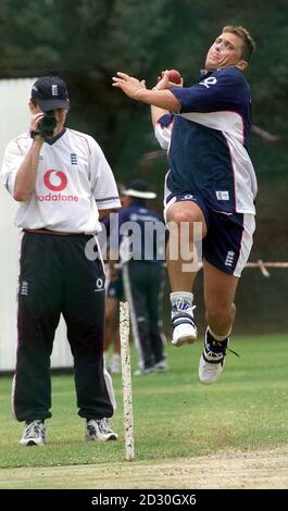 England Bowler Darren Gough am Netz üben heute. Das England Team hielt ihre Trainingseinheit auf dem Wanderers Cricket Ground in Johannesburg ab, nachdem es den 1. Test nach Südafrika verloren hatte Stockfoto