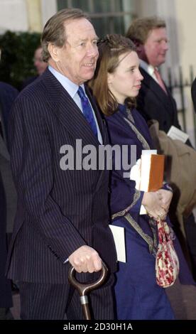 Lord Snowdon und Sarah Chatto verlassen die Queens Chapel im St. James' Palace nach der Taufe seines Enkels Charles Patrick Inigo Armstrong Jones. Stockfoto