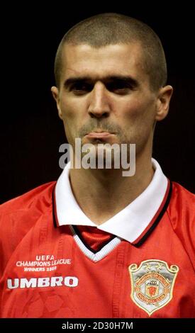 Dieses Bild kann nur im Rahmen eines redaktionellen Features verwendet werden. Roy Keane von Manchester United vor dem Spiel der UEFA Champions League gegen Valencia, an dem Tag, an dem er einen neuen Vertrag unterzeichnete. Keane erzielte den ersten Treffer bei einem 3-0-Sieg bei Old Trafford. Stockfoto