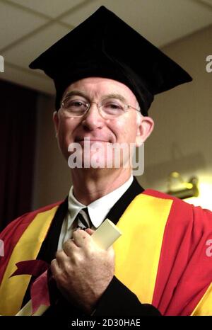 Sir John BIRT, der scheidende Generaldirektor der BBC, mit dem Ehrendoktortitel, den er erhielt, an der Bradford University. Stockfoto