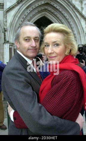 Neil und Christine Hamilton treffen am High Court in London ein, da ihr Verleumdungsverfahren gegen Harrods-Besitzer Mohamed Al Fayed fortgesetzt wird. Stockfoto