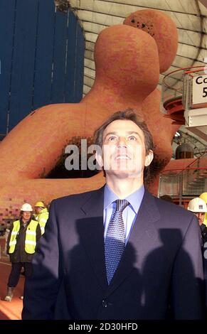 Premierminister Tony Blair bei den riesigen Körperzonen-Figuren im Millennium Dome in Greenwich. Stockfoto