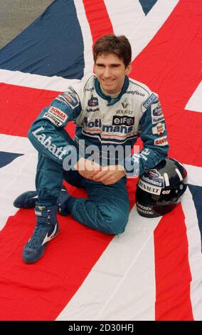 Williams Grand Prix Fahrer Damon Hill trifft eine patriotische Pose während einer Testpause für ihren neuen FW18-Wagen in Brands Hatch in Kent im Jahr 1996. Stockfoto