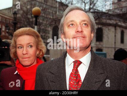 Der ehemalige Tory-Abgeordnete für Tatton, Neil Hamilton und seine Frau Christine kommen am High Court im Zentrum von London an. Die Jury im Cash for Questions Verleumdungsverfahren gegen Harrods-Chef Mohammed Al Fayed prüft ihr Urteil. Stockfoto