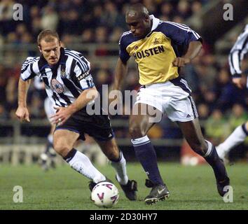 Dieses Bild darf nur im redaktionellen Kontext verwendet werden. Alan Shearer von Newcastle United (links) jagt bei ihrem Spiel im St James' Park, Newcastle, bei dem FA Cup Third Round Replay Fußball gespielt wird, den Sol Campbell von Tottenham Hotspur. Stockfoto