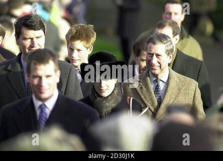 Kommandant Tim Laurence, Peter Phillips, Prinz Harry, Viscountess Serena Linley und der Prinz von Wales (L-R) Ankunft in Sandringham Pfarrkirche für ihren traditionellen Weihnachtsgottesdienst. *die Königin und die 99-jährige Königin-Mutter werden die Royals in der St. Mary Magdalena Kirche auf dem Gelände des Royal Norfolk Anwesens anbeten. Stockfoto