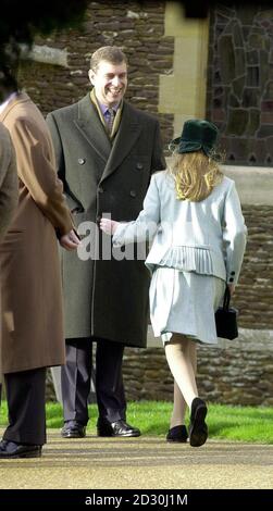 Der Herzog von York mit seiner Tochter Prinzessin Eugenie vor der Sandringham Pfarrkirche vor ihrem traditionellen Weihnachtsgottesdienst. Die Königin und die 99-jährige Königin-Mutter wird die Royals in Anbetung in der St. Mary Magdalena Kirche führen. Stockfoto
