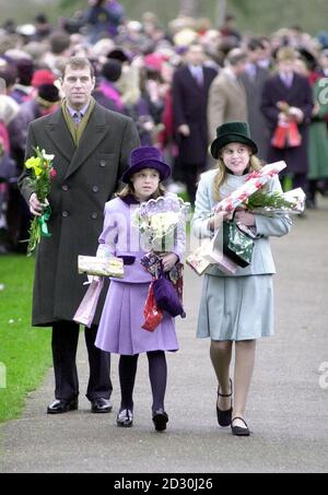 Der Herzog von York und seine Töchter Beatrice (links) und Eugenie vor der Pfarrkirche von Sandringham vor ihrem traditionellen Weihnachtsgottesdienst. Die Königin und 99-jährige Königin Mutter führte die Royals in Anbetung in St. Mary Magdalena Kirche. *...in das Gelände des Royal Norfolk Anwesens. Stockfoto