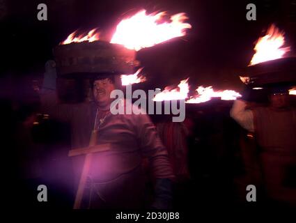 Nachtschwärmer in Allendale, Northumberland, feiern das neue Jahrtausend mit der lokalen Tradition, lodernde Teerfässer auf ihren Köpfen zu tragen. Stockfoto