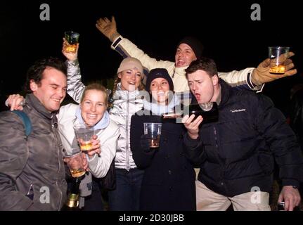 Silvester Nachtschwärmer sehen im Millennium in Dublin. Stockfoto