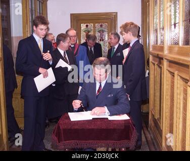 Der Prinz von Wales unterschreibt das Gästebuch in der Tabernacl Kirche in Hayes, Cardiff, wo er am Sonntag, 2. Januar 2000, in Begleitung der Prinzen William (links) und Harry (rechts) an einem Jahrtausendgottesdienst teilnahm. NPA/D Mirror Rota Foto von Kent Gavin. Stockfoto