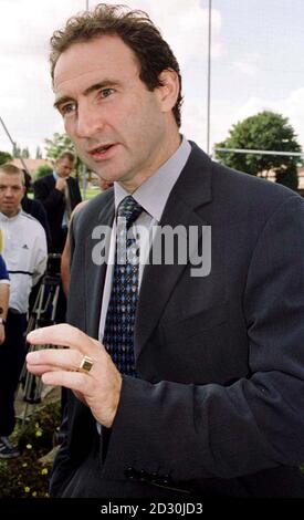 Bibliotheksdatei Bild vom 17/09/99 von Leicester City Manager Martin O Neill. Der Chef von Leicester City, Martin O'Neill, hat sich für die Rolle des nordirischen Managers aus dem Streit ausgeschlossen und glaubt, dass es für niemanden unmöglich ist, die Arbeit auf Teilzeitbasis zu erledigen. O'Neill, der als Spieler Nordirland zu seinem berühmten Weltcup-Sieg über Spanien im Finale 1982 verhalf, ist der Mann, den der irische Fußballverband Lawrie McMenemy folgen wollte. Siehe PA Story SOCCER Leicester. PA Foto : Rui Vieira Stockfoto