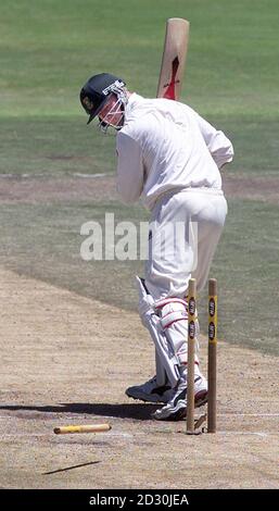 Die südafrikanische Lance Klusener wird für 3 Läufe während des dritten Tages des 4. Tests auf dem Newlands Cricket Ground, Kapstadt, Südafrika, gehült. Stockfoto