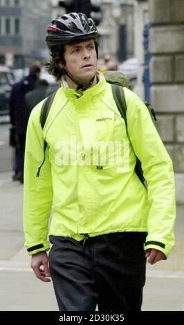 Mark Brown, ein Mitglied der Familie Vestey, kommt am Amtsgericht der City of London an, wo er wegen eines Ordnungsvergehens des Aufruhrs der City of London am 18. Juni 1999 angeklagt wird. Stockfoto