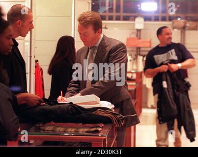 Boxpromoter Frank Warren meldet sich bei einem Einkaufsbummel im West End mit dem ehemaligen Schwergewichtsweltmeister Mike Tyson für Kleidung an. Tyson wird den britischen Meister Julius Francis in der Manchester Arena treffen. Stockfoto