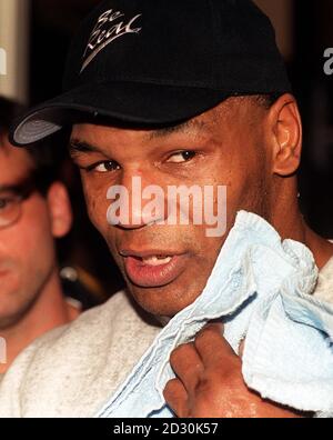 Der Schwergewicht-Boxer Mike Tyson spricht während einer Pressekonferenz im Grosvenor House Hotel vor seinem Kampf gegen Julius Francis am 29. Januar 2000. Stockfoto