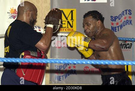 Der amerikanische Boxer Mike Tyson während eines offenen Trainings in seinem privaten Fitnessstudio im Grosvenor House Hotel, London. Tyson bereitete sich auf seinen Kampf gegen Julius Francis in der MEN Arena in Manchester vor. Stockfoto