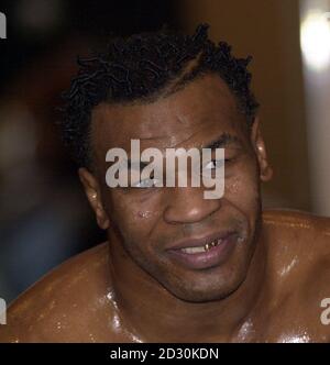 Der amerikanische Boxer Mike Tyson während eines offenen Trainings in seinem privaten Fitnessstudio im Grosvenor House Hotel, London. Tyson bereitete sich auf seinen Kampf gegen Julius Francis in der MEN Arena in Manchester vor. * 22/2/2001: Weltmeister im Schwergewicht Lennox Lewis hat sich bereit erklärt, gegen Mike Tyson zu kämpfen. Stockfoto