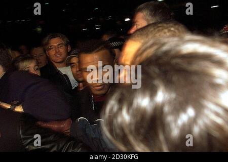 Der amerikanische Ex-Weltmeister im Schwergewicht Mike Tyson (Mitte) kommt in Manchester an, um sich auf seinen Wettkampf mit dem britischen Champion Julius Francis vorzubereiten. Stockfoto