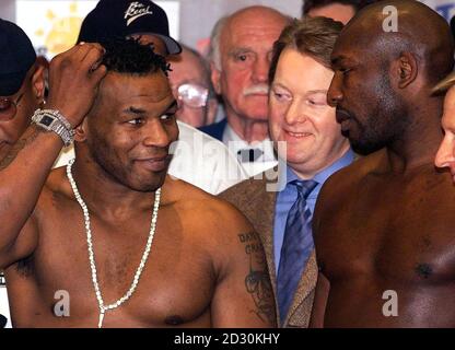 Der amerikanische Boxer Mike Tyson (links) dreht sich die Haare, während er nach dem offiziellen Wägen im Holiday Inn Crowne Plaza, Manchester, an einem Starmatch mit dem britischen Boxer Julius Francis teilnimmt. Tyson kämpft gegen Francis in der MEN Arena am 29. Januar 2000. Stockfoto