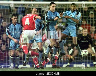 Dieses Bild kann nur im Rahmen einer redaktionellen Funktion verwendet werden. Charlton Athletic Spieler Graham Stuart (No 4) Freistoß geht weit, während ihrer FA Cup Fifth Round Fußballspiel gegen Coventry City in Highfield Road. * Endstand Coventry 2 Charlton 3. Stockfoto