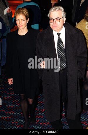 Schauspielerin Jenny Seagrove und Bill Kenwright, Eigentümer des Everton Football Club, bei der Wohltätigkeitsvorstellung des Films American Beauty mit Kevin Spacey im Empire-Kino am Leicester Square, London. Stockfoto