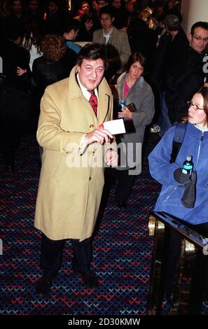 Komiker und Schriftsteller Stephen Fry bei der Wohltätigkeitsvorstellung des Films American Beauty mit Kevin Spacey im Empire-Kino am Leicester Square in London. Stockfoto