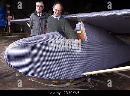 Bill Goldfinch (L), ein ehemaliger Colditz-Häftling, mit Mike Fripp von der Southdown Aero Services, deren Firma den nachgebauten Fluchtflieger baute, auf der Basis von RAF Odiham in Hampshire. Kriegsgefangene im deutschen Burggefängnis bauten den originalen Segelflieger aus Dielen. * ...und Schlafsäcke für einen Fluchtversuch. Das Flugzeug kam nie in den Himmel, nachdem britische Fluchtoffiziere im April 1945 die Verzögerung des Starts angeordnet hatten, falls die SS ein Massaker an den Fluchtflüchtlingen anordnete. Beide Segelflieger, Erbauer und ehemalige Häftlinge kamen am Flugstützpunkt zu einer Channel 4-Dokumentation zusammen. Stockfoto