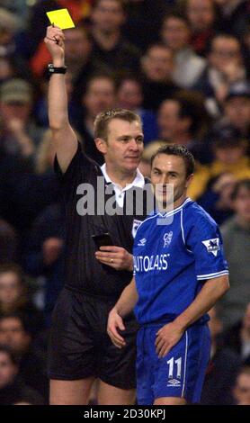 Dieses Bild kann nur im Rahmen einer redaktionellen Funktion verwendet werden. Chelsea's Dennis Wise wird von Schiedsrichter Graham Poll während ihres FA Cup 5. Runde Fußballspiel gegen Leicester City auf Stamford Bridge in London gebucht. Stockfoto