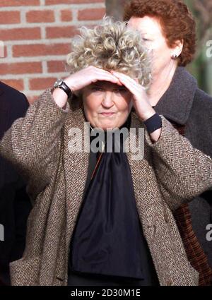 Schauspielerin Brenda Fricker nimmt an der Beerdigung des Ballykissangel-Stars Tony Doyle in der Terenure College Chapel in South Dublin Teil. Doyle, der Millionen von Zuschauern als Unternehmer Brian Quigley im BBC-Drama bekannt war, starb im St. Thomas's Hospital in London. Stockfoto