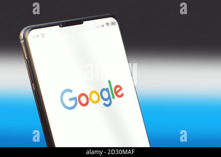 KIEW, UKRAINE-JUNI, 2020: Google Mobile Anwendung auf dem Smartphone-Bildschirm. Nahaufnahme des Smartphones mit Google-Anwendung. Stockfoto