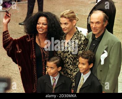 PA Library photo dated 23/7/1997 : die amerikanische Sängerin Diana Ross mit ihrem Mann Arne Naess und ihrer Familie besuchen die Filmpremiere von "Batman and Robin" im Empire-Kino in London Leicester Square. Stockfoto