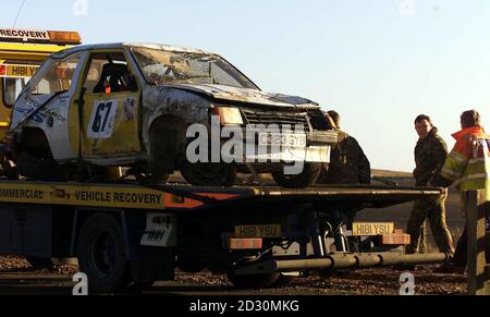 Ein Rallyewagen Vauxhall Nova wird abgeschleppt, nachdem eine Person getötet wurde und mindestens fünf weitere, darunter ein Kind, ins Krankenhaus gebracht wurden, nachdem er bei einer Kundgebung auf dem Bennets-Feld in der Nähe des Heereslagers in Otterburn, Northumberland, mit Zuschauern zusammengestoßen war. * Zuschauer beobachteten die Kundgebung, als der Unfall kurz vor 10.30 Uhr geschah. Stockfoto