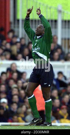 Dieses Bild kann nur im Rahmen einer redaktionellen Funktion verwendet werden. Liverpools Titi Camara feiert das Eröffnungstreffer seines Teams beim Fußballspiel Arsenal gegen Liverpool Premiership in Highbury. Stockfoto