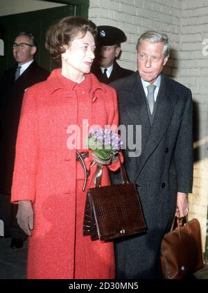 PA Foto 22/11/1963: Der Herzog und die Herzogin von Windsor bei der Ankunft in Victoria Station in London. König von Großbritannien und Nordirland Edward VIII. Entdankte sich 1936, um eine geschiedene Amerikanerin, Wallis Simpson, zu heiraten (Bild). 1937 wurde er zum Herzog von Windsor gegründet. Stockfoto