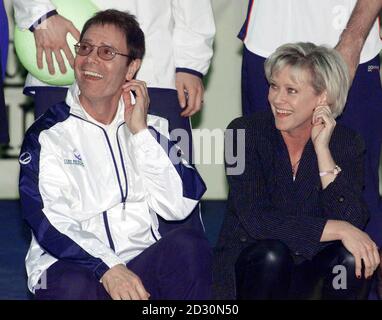 Sänger Sir Cliff Richard und ehemalige britische Tennisstar und Fernsehmoderatorin Sue Barker, in der London Arena in Docklands, für den York Tennis Challenge Cup für die Wohltätigkeitsorganisation Children in Crisis. Stockfoto