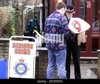 Blumen-Tribute kommen in das Haus auf Lichfield Avenue, North rötlicher, Stockport, wo ein Vater von drei wurde getötet, nachdem ein Einbrecher in seinem Haus gestört. Stockfoto