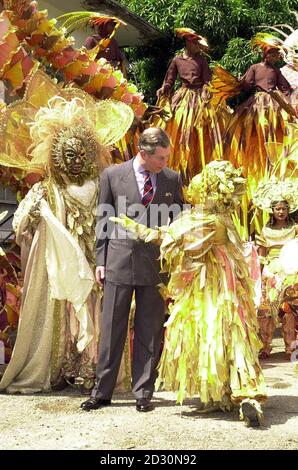 Der Prinz von Wales wirft einen Blick auf die Karnevalskostüme von Trinidad, als er den Mas Camp Komplex außerhalb von Port of Spain, der Hauptstadt von Trinidad, besuchte. Stockfoto