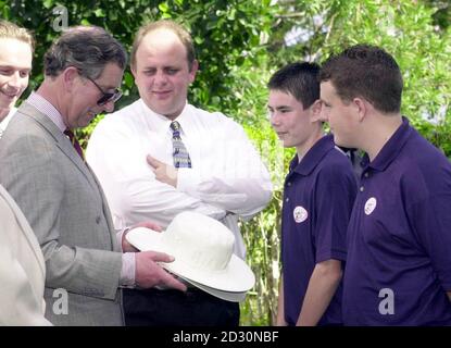 Der Prinz von Wales spricht mit Mitgliedern des British Tire and Rubber Cricket Club, von Leyland in Lancashire, während einer Gartenparty im Haus des Präsidenten in Tobago. Der U-14 Club überreichte dem Prinzen Cricket-Hüte für die Prinzen William und Harry. * der Prinz besuchte die Karibikinsel im Rahmen seiner offiziellen Tour durch Trinidad und Tobago. Stockfoto