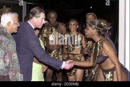 Der Prinz von Wales, mit dem Premierminister von Trinidad Basdeo Panday, (links), spricht mit der Limbo-Tanztruppe, die auf dem Kulturabend zu seinen Ehren in der Residenz der Premierminister in Port of Spain, Tobago, aufgetreten ist. * der Prinz ist am 3. Tag seiner 9-tägigen Reise durch die Karibik. Stockfoto