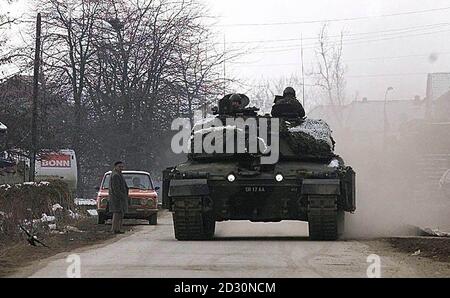 Einer von 16 neuen Challenger II-Panzern der britischen Armee, der an der Grenze zwischen Serbien und Kosovo eingesetzt wurde, mit Truppen der Schotten-Dragoon-Garde. Stockfoto