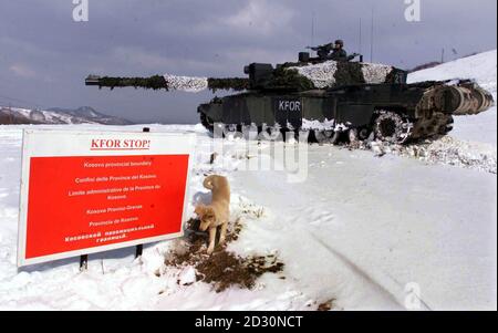 Einer von 16 neuen Challenger II-Panzern der britischen Armee, der an der Grenze zwischen Serbien und Kosovo eingesetzt wurde, mit Truppen der Schotten-Dragoon-Garde. Stockfoto